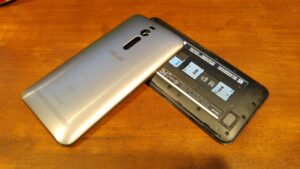 Asus ZenFone 2 removable battery cover