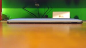 Asus ZenFone 2 side