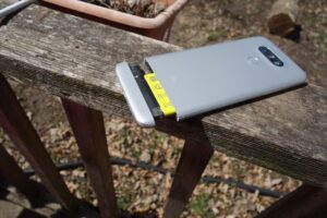 LG G5 battery slot open